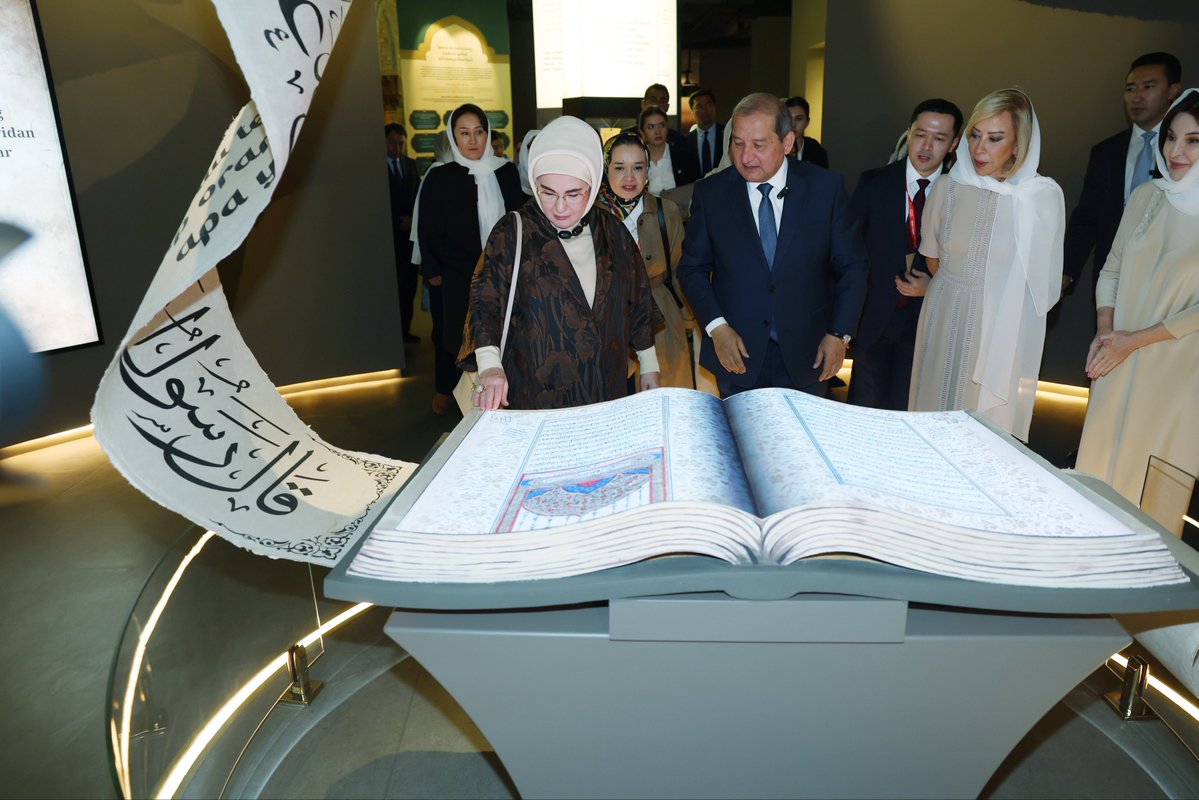 Communications's tweet photo. First Lady Emine Erdoğan paid a visit to the Tomb of Imam al-Bukhari in Samarkand, Uzbekistan. https://t.co/3jnaHP5kCP