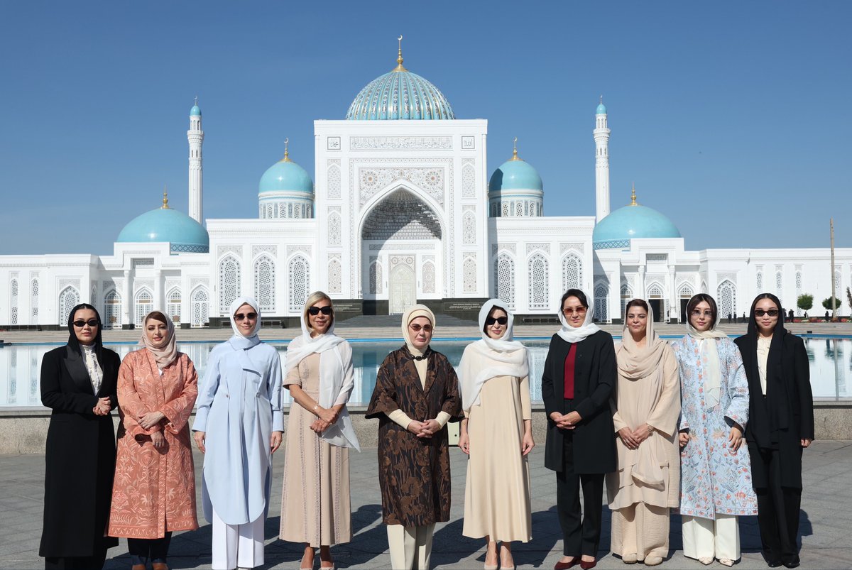 Communications's tweet photo. First Lady Emine Erdoğan paid a visit to the Tomb of Imam al-Bukhari in Samarkand, Uzbekistan. https://t.co/3jnaHP5kCP