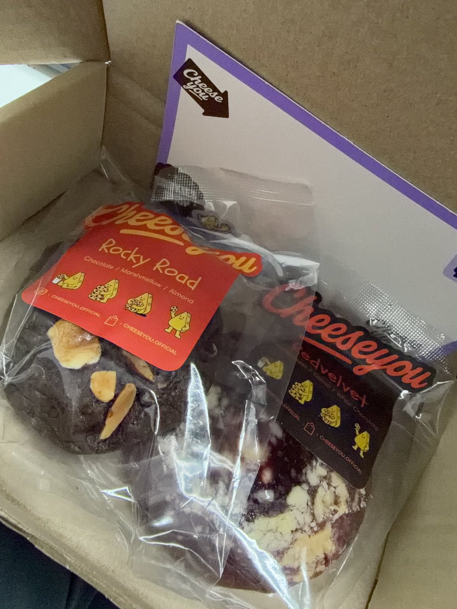 Casescreenbyoum's tweet photo. เอาแบบไม่อวยเลยนะ คือเพิ่งกินครั้งแรกอะ
แล้วชอบ Roky Road  มากๆๆเลยอะ ไอเลิฟช็อคโกแล็ตเลยอะ เพราะปกติชอบกินช็อคโกแล็ตอยู่แล้ว ฮื่ออออ ของหวานยาใจสุบๆ 
10 10 10 ไปเลยฮะ 😍😍😍

#cheeseyou #jj_rcp https://t.co/yI1TugomjH