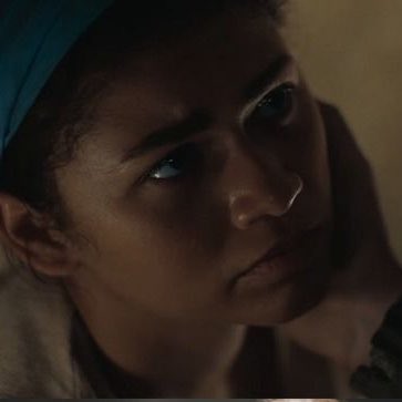 DAYASCHANII's tweet photo. chalamet says there is intense symbolism in a strip of fabric- chani’s blue nezhoni scarf , which matches the vibrant colour of her spice-tinted azure eyes, and for paul is a reminder of what they once shared. https://t.co/DnxsZnpCqd