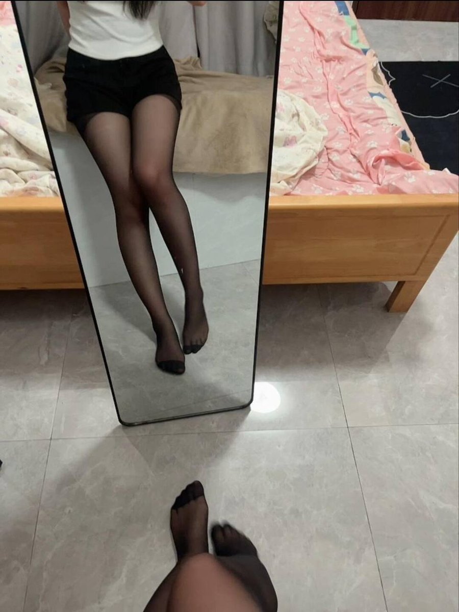 nanahudson93's tweet photo. 这个点还有色色男友在线x吗？ 

想找个固 不想一个人了只要进入身体不进入生活的那种 https://t.co/q1vVuA6DUR