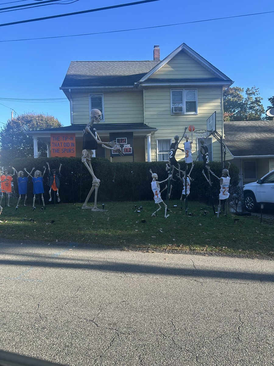 DonCheech's tweet photo. Had to detour heading to work bc of huge accident on GWB. Passed the OG Halloween house https://t.co/68XkruRb5x