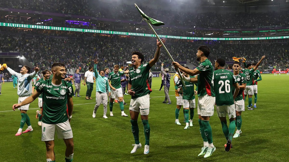 alanggouveia's tweet photo. Eu vendo uma galera que analisa futebol criticar a classificação do Palmeiras para a final da Libertadores deixa tudo ainda mais legal.

A Libertadores é um torneio que, principalmente nas fases decisivas, muita coisa entra em campo pra determinar qual time vai sair vencedor: camisa, coração, peso, tradição, costume, estrela…

Nessa competição, as vezes, o futebol jogado não é o fator decisivo. Ontem, no Nubank Parque, foi o caso. Críticas justíssimas ao Palmeiras e ao Abel, sem dúvida. Mas a casca que esse time tem ganhado nos jogos decisivos é pra se valorizar muito. 

O Palmeiras já chegou em semifinais e finais ganhando de todo mundo, goleando, jogando bem. E, agora, o Palmeiras bate uma final no peso da sua camisa e vai pra sua 8° FINAL (OITAVA!!!!!!!) de Libertadores. O que o torcedor palmeirense viveu ontem foi mais uma noite mágica daquelas que só a SEP proporciona.

Parabéns ao Fluminense e sua torcida que abrilhantaram mais ainda tudo isso. 

O Palmeiras é algo de outro mundo. Que noite inesquecível.