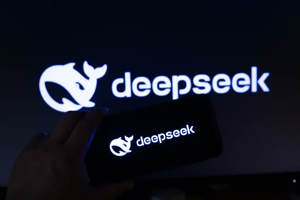 ComputerworldES's tweet photo. EEUU prohíbe productos y servicios de @deepseek_ai en todas las agencias federales civiles, con 60 días para retirarlos. El DHS alega riesgos de soberanía de datos y seguridad y pone el foco en la cadena de suministro de la #IA. ¿Alarma real o geopolítica? https://t.co/3c9sbrgOrK https://t.co/Z05KsEmXUU