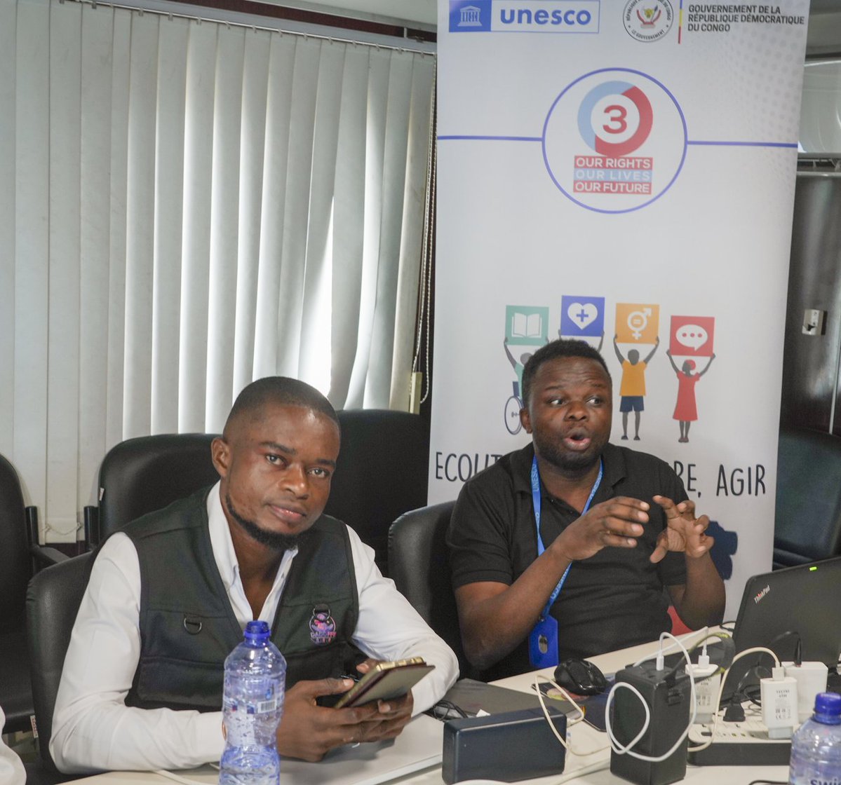 UNESCOKinshasa's tweet photo. 🎯 2️⃣6️⃣ 𝗷𝗲𝘂𝗻𝗲𝘀 𝗽𝗮𝗿𝘁𝗲𝗻𝗮𝗶𝗿𝗲𝘀 𝗿𝗲𝗻𝗳𝗼𝗿𝗰𝗲𝗻𝘁 𝗹𝗲𝘂𝗿𝘀 𝗰𝗮𝗽𝗮𝗰𝗶𝘁𝗲́𝘀 𝗽𝗼𝘂𝗿 𝗽𝗿𝗼𝗺𝗼𝘂𝘃𝗼𝗶𝗿 𝗹’𝗮𝗽𝗽𝗹𝗶𝗰𝗮𝘁𝗶𝗼𝗻 « 𝗛𝗲𝗹𝗹𝗼 𝗔𝗱𝗼 » 𝗮𝘂𝗽𝗿𝗲̀𝘀 𝗱𝗲𝘀 𝗷𝗲𝘂𝗻𝗲𝘀

🟠 Avec l’appui de l’#UNESCO, 26 représentants d’organisations partenaires et de jeunes leaders dont 11 femmes en ligne et en présentiel, ont pris part à une formation dédiée à la promotion de l’application #Hello Ado. C'est un espace numérique offrant aux #adolescents et aux #jeunes des informations fiables sur la santé reproductive, les IST, les violences basées sur le genre et le bien-être. 
🟠 Cette initiative vise à renforcer les compétences des partenaires en marketing digital et en communication stratégique afin d’accroître la visibilité, l’utilisation et l’engagement autour de l’application. 
🟠 À travers des sessions interactives, les participants ont été outillés pour concevoir des contenus adaptés aux réalités des jeunes et mettre en œuvre des actions innovantes de promotion dans leurs communautés et sur les réseaux sociaux. 
📍 Soutenue par l’#UNESCO dans le cadre du programme « Nos droits, nos vies, notre avenir », cette activité contribue à élargir l’accès des adolescents et des jeunes à des #informations essentielles pour leur #santé, leur #protection et leur #épanouissement.

#UNESCO #HelloAdo #O3 
#Santé #Adolescents #Jeunesse