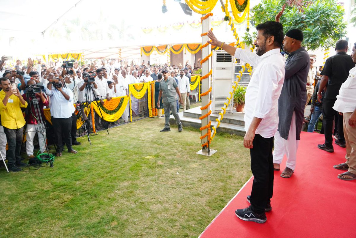 TelanganaCMO's tweet photo. దసరా పండుగను పురస్కరించుకుని ముఖ్యమంత్రి శ్రీ ఎ. రేవంత్ రెడ్డి గారు కొడంగల్‌లోని తన నివాసంలో నియోజకవర్గ ప్రజలు, స్థానిక నాయకులతో ఆత్మీయంగా సమావేశమయ్యారు.

ఈ సందర్భంగా పెద్ద సంఖ్యలో తరలివచ్చిన ప్రజలు, నాయకులు ముఖ్యమంత్రి గారిని కలిసి దసరా పండుగ శుభాకాంక్షలు తెలియజేశారు. ముఖ్యమంత్రి గారు ప్రతి ఒక్కరినీ ఆప్యాయంగా పలకరిస్తూ, వారి యోగక్షేమాలను అడిగి తెలుసుకున్నారు.

పండుగ వేళ ప్రజలు, నాయకులతో సాగిన ఈ ఆత్మీయ కలయిక కొడంగల్‌లో పండుగ వాతావరణాన్ని మరింత సందడిగా మార్చింది.

#Kodangal #DasaraCelebrations
