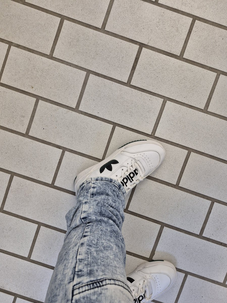 MasterRob's tweet photo. Wer von euch Loser Schw*chteln ist erbärmlichen genug und würde meine schuhe und dann meine füße in der Umkleide bei mir auf der Arbeit lecken 💪🏻😈

#findom #throne #paypal #feetmaster #cashmaster #humanilation #domination #fag #sub https://t.co/hPiaOMrLRG