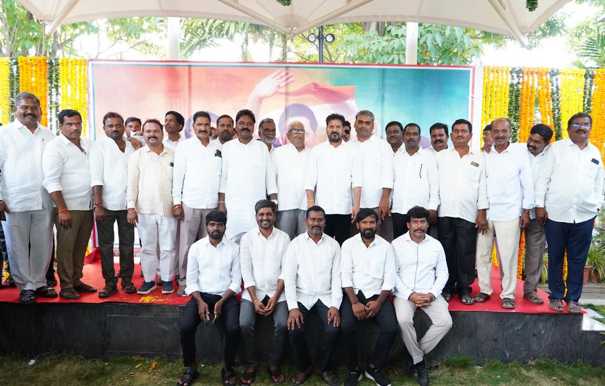 TelanganaCMO's tweet photo. దసరా పండుగను పురస్కరించుకుని ముఖ్యమంత్రి శ్రీ ఎ. రేవంత్ రెడ్డి గారు కొడంగల్‌లోని తన నివాసంలో నియోజకవర్గ ప్రజలు, స్థానిక నాయకులతో ఆత్మీయంగా సమావేశమయ్యారు.

ఈ సందర్భంగా పెద్ద సంఖ్యలో తరలివచ్చిన ప్రజలు, నాయకులు ముఖ్యమంత్రి గారిని కలిసి దసరా పండుగ శుభాకాంక్షలు తెలియజేశారు. ముఖ్యమంత్రి గారు ప్రతి ఒక్కరినీ ఆప్యాయంగా పలకరిస్తూ, వారి యోగక్షేమాలను అడిగి తెలుసుకున్నారు.

పండుగ వేళ ప్రజలు, నాయకులతో సాగిన ఈ ఆత్మీయ కలయిక కొడంగల్‌లో పండుగ వాతావరణాన్ని మరింత సందడిగా మార్చింది.

#Kodangal #DasaraCelebrations