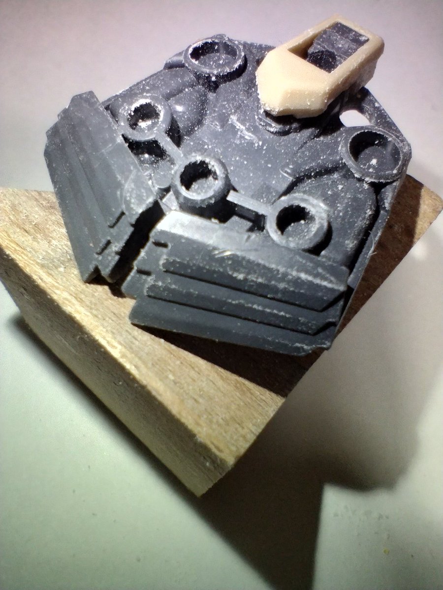 okoge_modeler's tweet photo. （検討の詳細）
今のままだとダクトが奥まってしまうのと、開口部に合わないのでどうしようか考えています。
ダクトの造形自体は気に入っているので、そのまま使いたい気持ちはあるのですが、難しそうです。 https://t.co/jCCikcRBFI