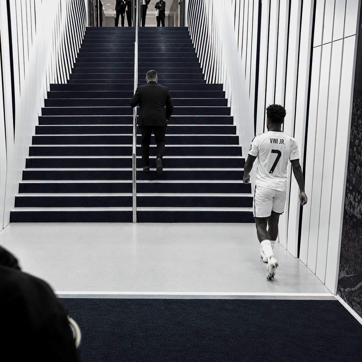 Tapso07's tweet photo. Vinicius est le joueur le plus courageux que j’ai jamais vu de toute ma vie

Il a été sujet de moquerie depuis ces débuts dans ce club mais il a toujours su se relever

J’ai aucun doute qu’il retrouvera son niveau

Le Real ne gagnera rien sans un grand Vinicius https://t.co/9Fy67UADJU