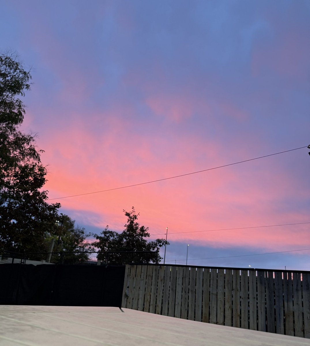 seongjunniez's tweet photo. i love october sunrises https://t.co/MDXVJw2n44