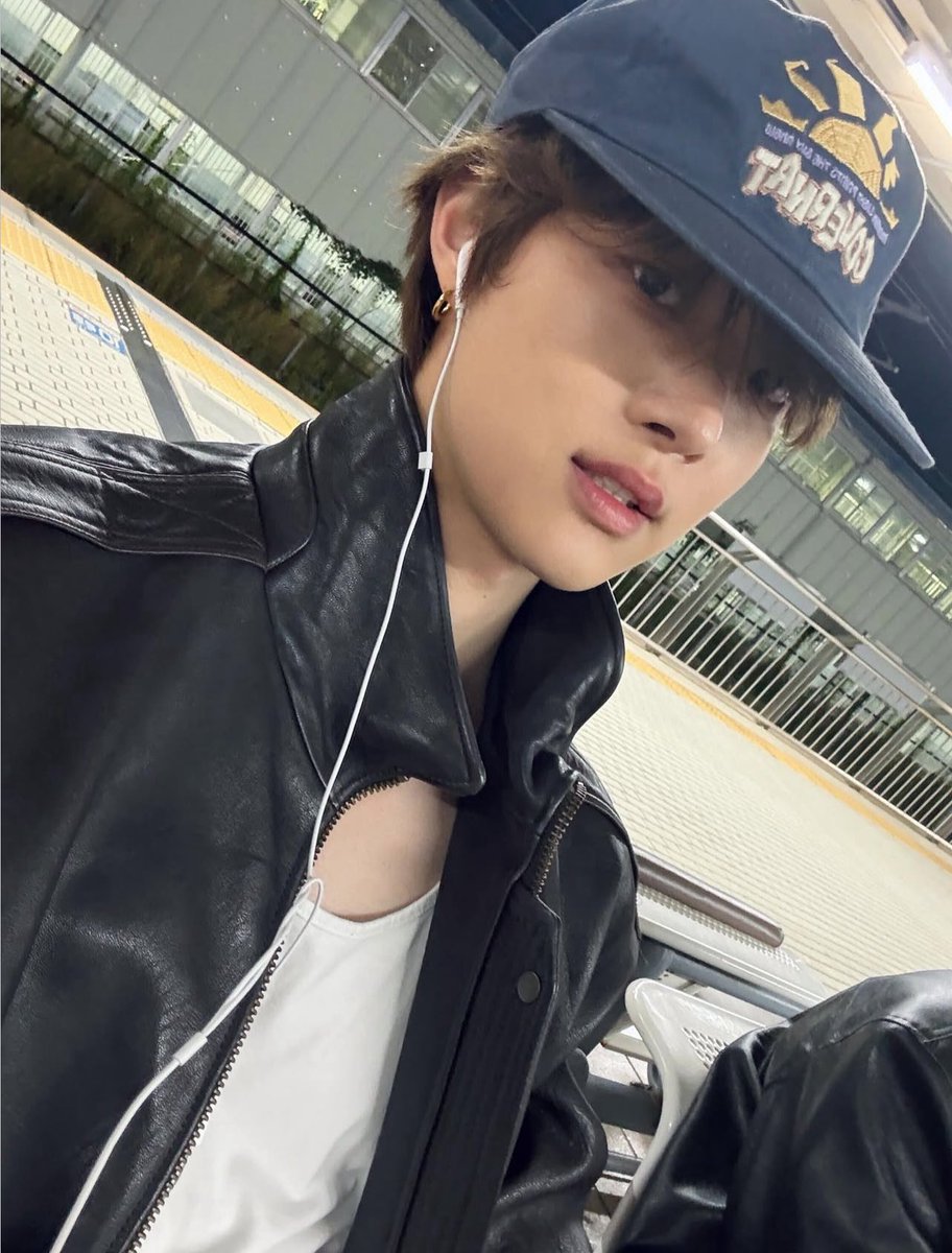 dollytopia's tweet photo. ok So. the wired earbuds and the matcha latte right right right right right right im actually not well https://t.co/WGettNBQfs