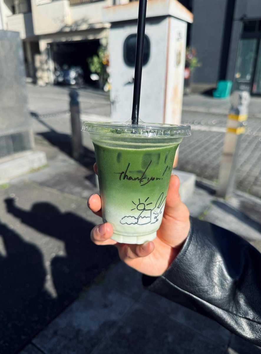 dollytopia's tweet photo. ok So. the wired earbuds and the matcha latte right right right right right right im actually not well https://t.co/WGettNBQfs