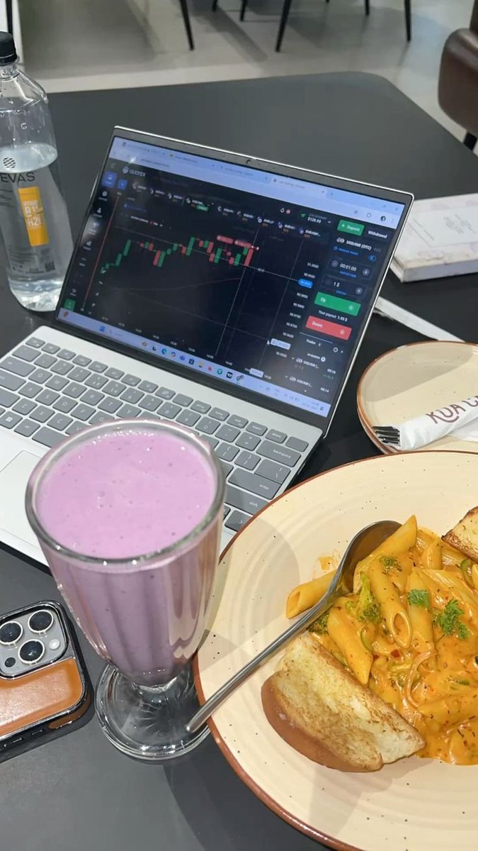 Manuton0x's tweet photo. Le plus gros piège en trading ce n'est pas de perdre.

 C'est de gagner vite au début.
 Tu gagnes 3 trades par chance, tu te crois invincible.
 Tu doubles la mise. Et tu crames tout.
 Le marché laisse gagner les débutants pour mieux les garder. https://t.co/NnLvPylfFm