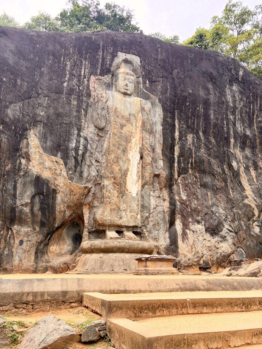 KayleQRHuangsjI's tweet photo. De prachtige Buduruwagala Raja Maha Viharaya-tempel, met een 16 meter hoge uitgehakte Boeddha en zes mythologische figuren uit de 9e of 10e eeuw. https://t.co/VVrnVqU1p5