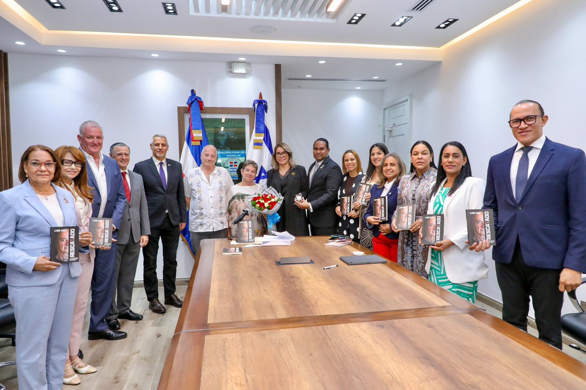 IsraelinRepDom's tweet photo. Agradecemos al grupo parlamentario amigos de Israel del Congreso Nacional de la República Dominicana, por recibirnos en un encuentro con el señor Luis Har y su esposa, ex secuestrados por el grupo terrorista Hamás. 

La comisión escuchó de cerca el testimonio del señor Har y recibieron un ejemplar del libro escribo por Luis Har “Rescatado”. 

Agradecemos a la directiva de la comisión de la cámara de diputados y a su equipo. 

🇮🇱🇩🇴

#IsraelEnRD