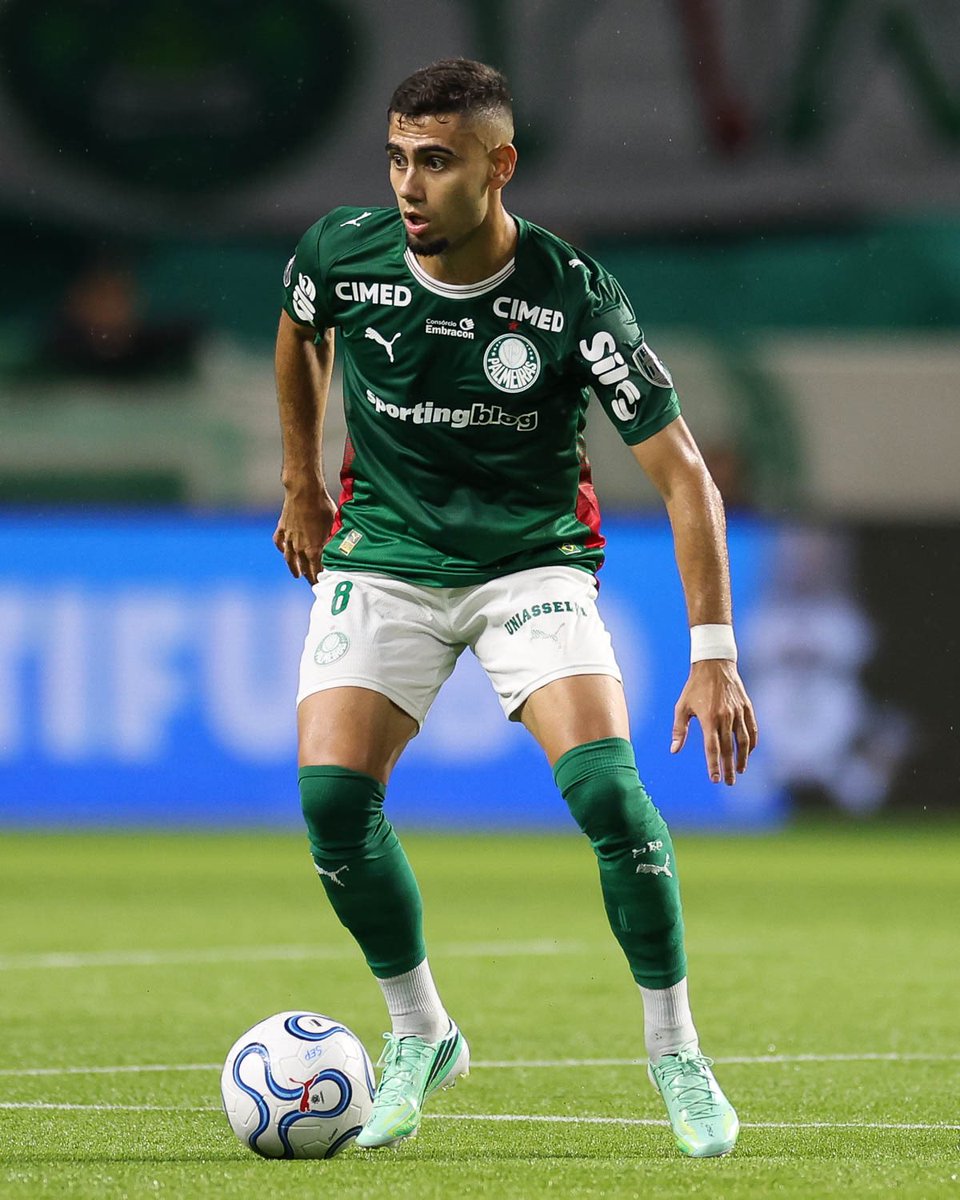AnaliseVerdao's tweet photo. Andreas, que já havia feito uma ótima atuação nas quartas de final, em Quito, voltou a se destacar na semifinal. Ofensivamente, não conseguiu produzir tanto, até pela função que precisou exercer, que limitou suas principais qualidades. Em compensação, entregou um jogo sem bola de alto nível. Dedicação, entrega e inteligência para entender o que a partida exigia: nem sempre o brilho vem com a bola nos pés, e Andreas mostrou que também se faz decisivo longe dela.