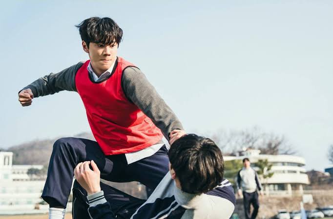 minah974's tweet photo. These two kids in my class had the worst fist fight on the soccer field then I saw them being all lovey dovey on the rooftop some hours later ???? https://t.co/19v91TmHvN