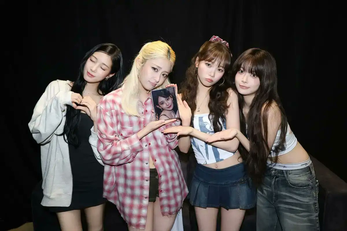 lsrfm_impact's tweet photo. #LE_SSERAFIM has filled Accor Arena with more than 13,500 fans attended for their first solo concert in French 🇨🇵‼️

— More than 97% of the 14,000 tickets released have been sold.

*Sakura absent due to high fever and physical fatigue.
#PUREFLOW_IN_PARIS
#PUREFLOW #르세라핌 https://t.co/Z6w0F85sip