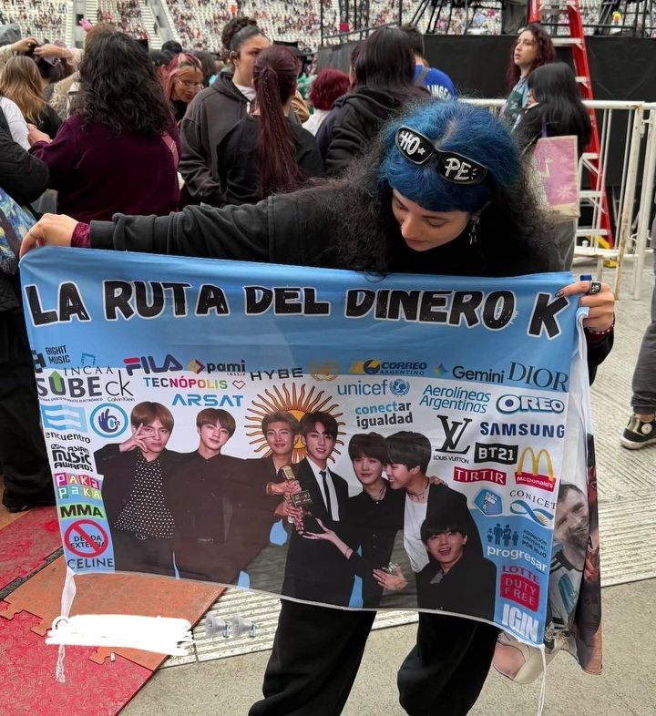 h0peminista's tweet photo. amigas ayer se me cayeron o me robaron éstas banderas en el campo. necesito llevar la de messi al soundcheck el sábado :( si alguien las vio o las encontró porfa avise :( #armysolidarias #devuelvanlasbanderas https://t.co/Ge0WLN6HM1