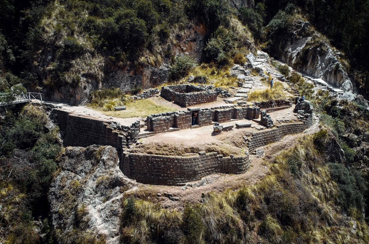EDICIONESREGION's tweet photo. Siguiendo la ruta transversal del Qhapaq Ñan hacia la costa, a 20 kilómetros de Vilcashuamán (Ayacucho), al pie del cerro Amaruccasa y alrededor de la laguna Pumaqocha, se encuentra Intihuatana de Pomacocha.

Este complejo inca habría funcionado como una hacienda real construida en un singular paisaje lleno de simbolismos relacionados con el agua.

En las crónicas se señala que Pachacutec mandó a construir la hacienda de Pomacocha (ahora llamada Intihuatana) como un palacio real inca hecho con fina arquitectura de estilo Cusqueño Imperial, en honor al nacimiento de su primogénito Amaru Tupac Inca.

📸 Archivo Proyecto Qhapaq Ñan.
Foto 1
Intihuatana de Pomacocha.
Foto 2
Estructura con hornacinas, Sector Torreón.
Foto 3
Estructura con hornacinas, sector llamado Acllahuasi.
Foto 4
Fuente en el sector Torreón.

Qhapaq Ñan Perú