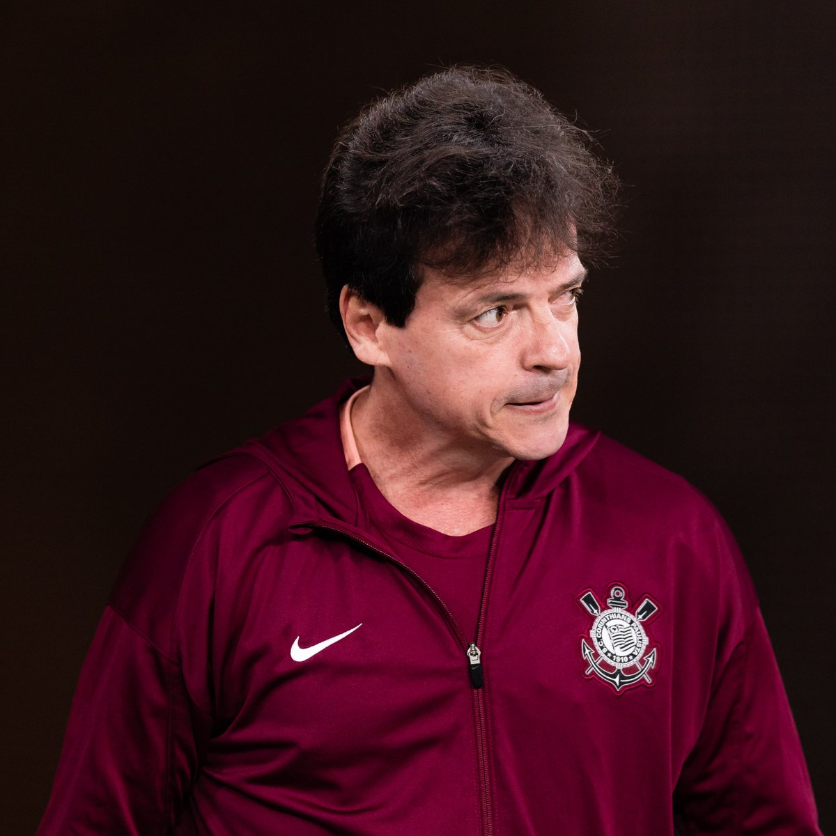 MeuTimao's tweet photo. 🚨 | Rescisão de Diniz é entrave para regularização de Seedorf no Corinthians.

O Corinthians tenta chegar a um acordo com Fernando Diniz para rescindir o contrato do treinador e regularizar a situação de Clarence Seedorf. A diretoria trabalha para resolver a questão nesta quinta-feira, já que o registro do holandês depende da publicação da saída do antecessor no Boletim Informativo Diário (BID) da CBF.

Segundo apurou o Meu Timão, as partes esperam avançar nas negociações ao longo do dia, com possibilidade de reunião para definir os termos. A multa rescisória de Diniz está estimada em R$ 5 milhões, valor que o clube precisaria pagar integralmente ou renegociar.

📸 Wanderson Oliveira / Meu Timão