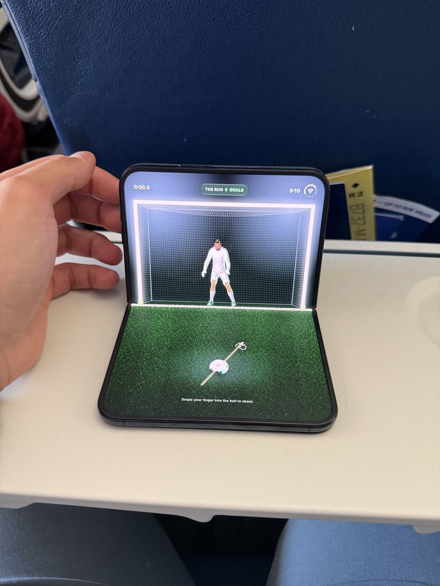 nandoprince93's tweet photo. ⚽️ I’m having WAY too much fun with this game on the iPhone Duo 😂

This is how you take advantage of a foldable!

🥅 The goalie is on the vertical screen

⚽️ You kick the ball using the bottom screen

📱 The entire form factor becomes part of the game!

It genuinely feels like we’re back in the Wild West of apps, when developers made fun, creative experiences just for the sake of having FUN.

We need more of this!! 🔥