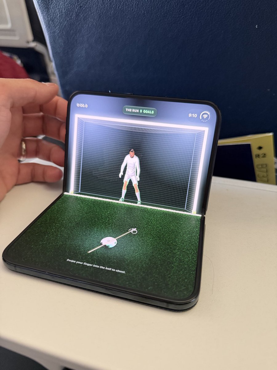 nandoprince93's tweet photo. ⚽️ I’m having WAY too much fun with this game on the iPhone Duo 😂

This is how you take advantage of a foldable!

🥅 The goalie is on the vertical screen

⚽️ You kick the ball using the bottom screen

📱 The entire form factor becomes part of the game!

It genuinely feels like we’re back in the Wild West of apps, when developers made fun, creative experiences just for the sake of having FUN.

We need more of this!! 🔥