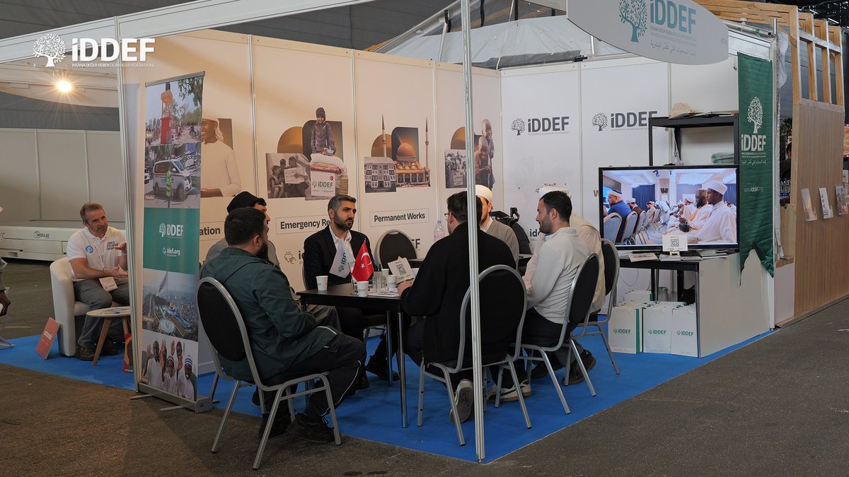 iddef's tweet photo. 📍 AidEx Uluslararası İnsani Yardım Fuarı’nda ikinci günü geride bıraktık!

İDDEF olarak, fuarın ikinci gününde de farklı insani yardım kuruluşlarıyla bir araya gelerek çalışmalarını yakından inceleme ve güzel istişarelerde bulunma fırsatı bulduk.
Karşılıklı ziyaretler ve verimli görüşmelerle dolu iki günü geride bırakırken, standımızda bizleri ziyaret eden tüm misafirlerimize teşekkür ediyoruz.

İnsani yardım alanında dayanışmayı ve iş birliğini güçlendiren bu organizasyonun hayırlara vesile olmasını diliyoruz.