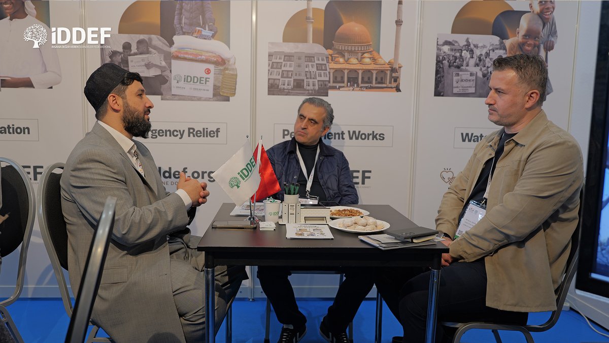 iddef's tweet photo. 📍 AidEx Uluslararası İnsani Yardım Fuarı’nda ikinci günü geride bıraktık!

İDDEF olarak, fuarın ikinci gününde de farklı insani yardım kuruluşlarıyla bir araya gelerek çalışmalarını yakından inceleme ve güzel istişarelerde bulunma fırsatı bulduk.
Karşılıklı ziyaretler ve verimli görüşmelerle dolu iki günü geride bırakırken, standımızda bizleri ziyaret eden tüm misafirlerimize teşekkür ediyoruz.

İnsani yardım alanında dayanışmayı ve iş birliğini güçlendiren bu organizasyonun hayırlara vesile olmasını diliyoruz.