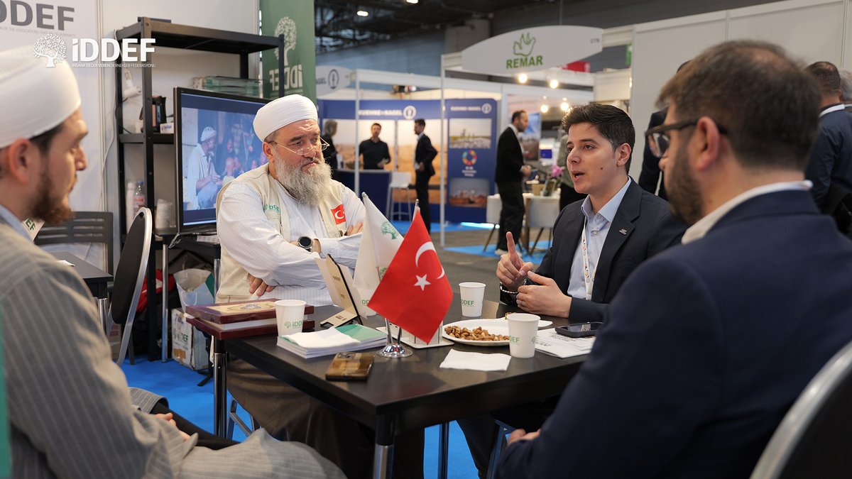iddef's tweet photo. 📍 AidEx Uluslararası İnsani Yardım Fuarı’nda ikinci günü geride bıraktık!

İDDEF olarak, fuarın ikinci gününde de farklı insani yardım kuruluşlarıyla bir araya gelerek çalışmalarını yakından inceleme ve güzel istişarelerde bulunma fırsatı bulduk.
Karşılıklı ziyaretler ve verimli görüşmelerle dolu iki günü geride bırakırken, standımızda bizleri ziyaret eden tüm misafirlerimize teşekkür ediyoruz.

İnsani yardım alanında dayanışmayı ve iş birliğini güçlendiren bu organizasyonun hayırlara vesile olmasını diliyoruz.