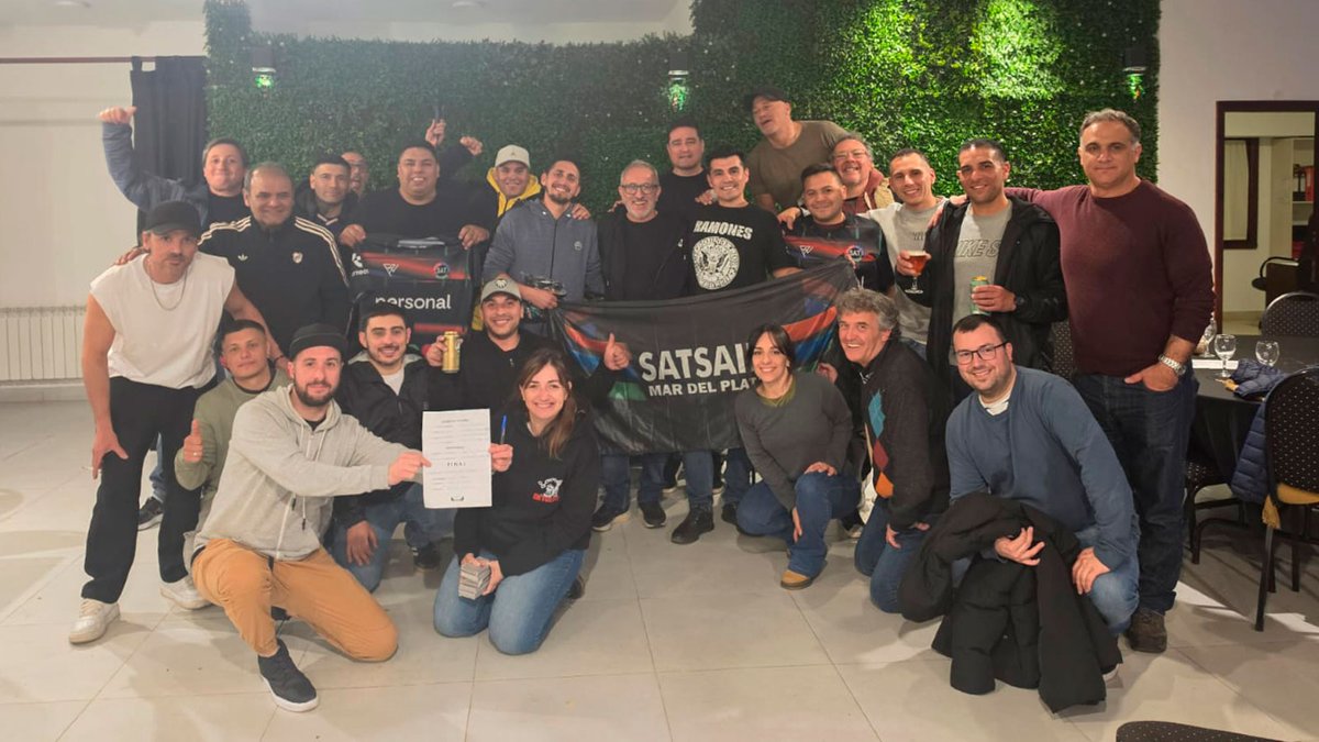 SATSAIDnacional's tweet photo. 🇬🇲🏆 MAR DEL PLATA: TERCER CAMPEONATO DE TRUCO EN LA SECCIONAL

El sindicato reunió a compañeros y compañeras en una noche de cartas, pizzas y camaradería. 

Más info 👇
https://t.co/1E8VkQDKPM https://t.co/FptzuueoSU