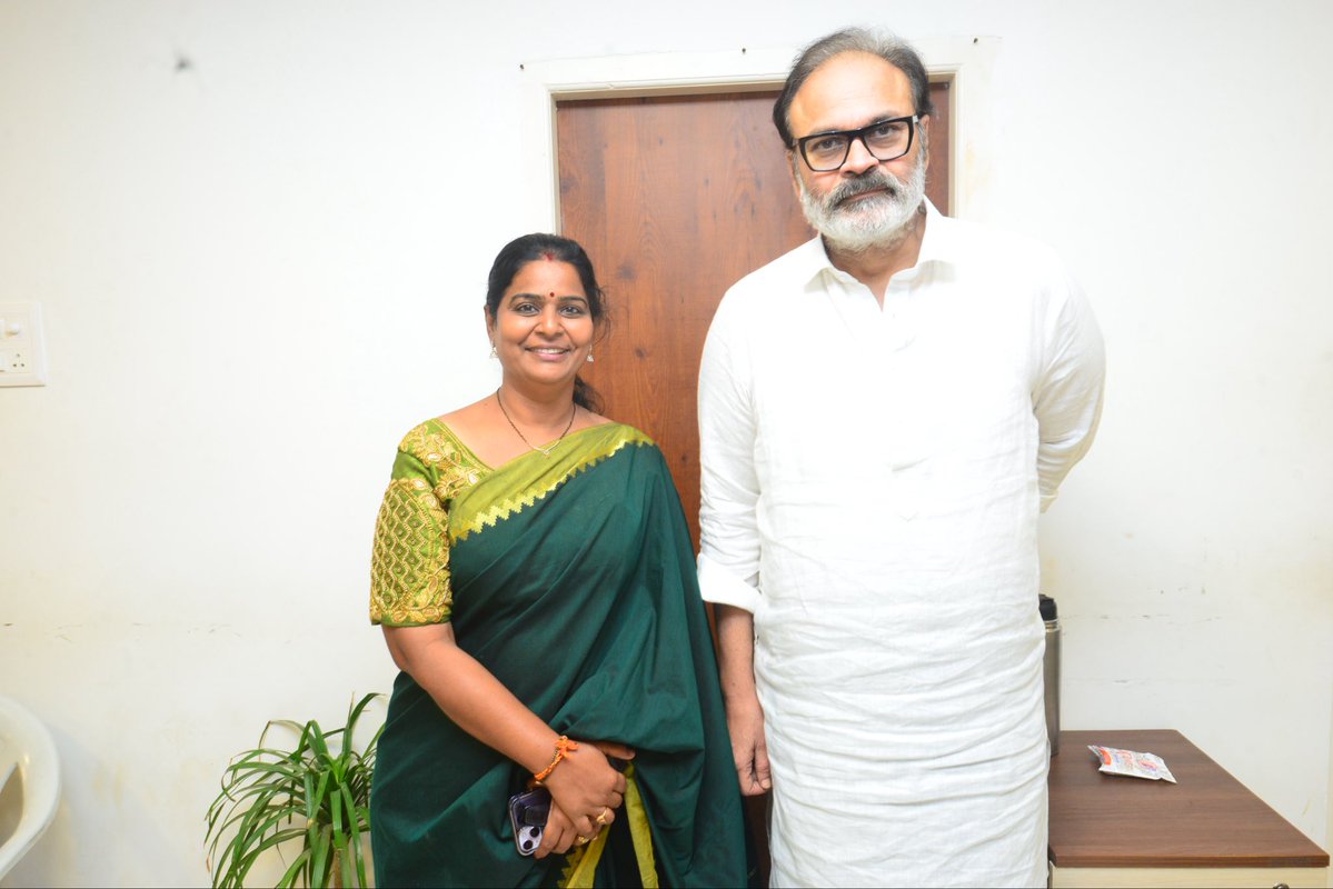 SUBHASHINIjsp's tweet photo. తిరుపతి 60వ వార్డు కార్పొరేటర్ కూటమి అభ్యర్థిగా గౌరవ తిరుపతి ఎమ్మెల్యే శ్రీ Aranii Srenevasulu గారి ఆశీస్సులతో జనసేన పార్టీ తరఫున బీఫామ్ పొందడం జరిగింది.. నాకు కూటమి అభ్యర్థిగా బీఫామ్ ఇచ్చిన జనసేనాని Deputy CMO, Andhra Pradesh  శ్రీ Pawan Kalyan గారికి Ram Talluri గారికి @NagaBabuOffl @mnadendla  గారికి  @HariPrasadP గారికి @KSSRaoJSP  గారికి @VskChakravarti గారికి @PHariPrasad777 గారికి @MadanArani గారికి @KiranRoyaljsp  గారికి  మరియు పార్టీ పెద్దలందరికీ నా హృదయపూర్వక ధన్యవాదాలు  🔥🔥