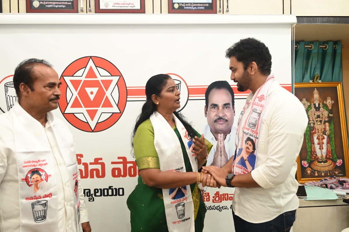 SUBHASHINIjsp's tweet photo. తిరుపతి 60వ వార్డు కార్పొరేటర్ కూటమి అభ్యర్థిగా గౌరవ తిరుపతి ఎమ్మెల్యే శ్రీ Aranii Srenevasulu గారి ఆశీస్సులతో జనసేన పార్టీ తరఫున బీఫామ్ పొందడం జరిగింది.. నాకు కూటమి అభ్యర్థిగా బీఫామ్ ఇచ్చిన జనసేనాని Deputy CMO, Andhra Pradesh  శ్రీ Pawan Kalyan గారికి Ram Talluri గారికి @NagaBabuOffl @mnadendla  గారికి  @HariPrasadP గారికి @KSSRaoJSP  గారికి @VskChakravarti గారికి @PHariPrasad777 గారికి @MadanArani గారికి @KiranRoyaljsp  గారికి  మరియు పార్టీ పెద్దలందరికీ నా హృదయపూర్వక ధన్యవాదాలు  🔥🔥