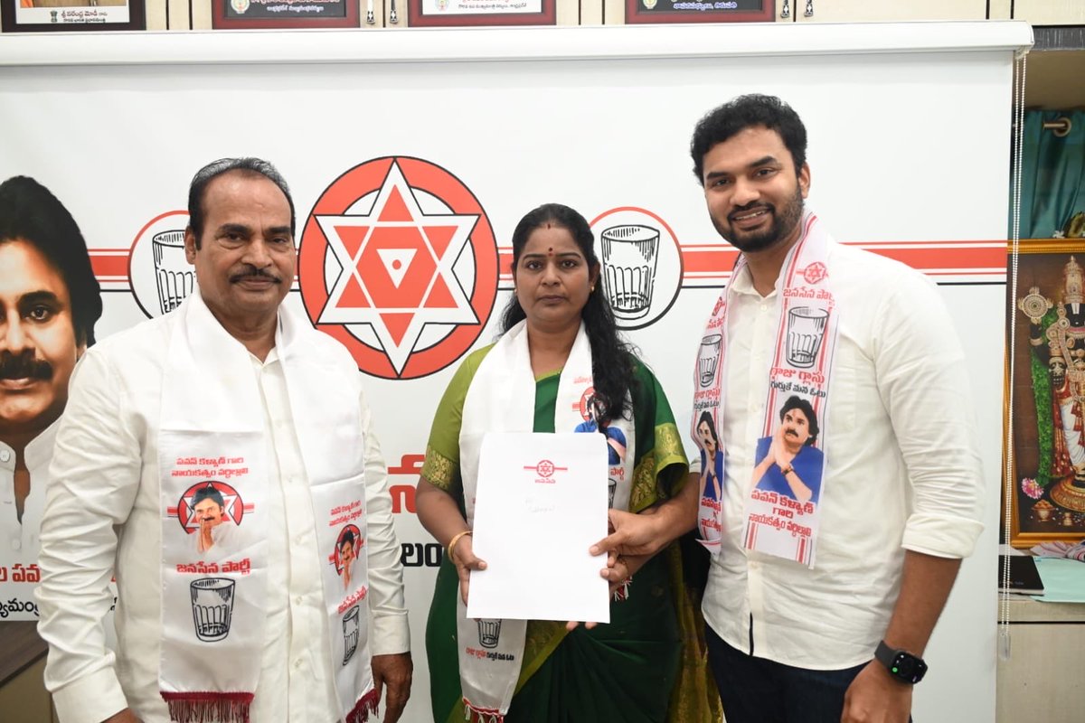 SUBHASHINIjsp's tweet photo. తిరుపతి 60వ వార్డు కార్పొరేటర్ కూటమి అభ్యర్థిగా గౌరవ తిరుపతి ఎమ్మెల్యే శ్రీ Aranii Srenevasulu గారి ఆశీస్సులతో జనసేన పార్టీ తరఫున బీఫామ్ పొందడం జరిగింది.. నాకు కూటమి అభ్యర్థిగా బీఫామ్ ఇచ్చిన జనసేనాని Deputy CMO, Andhra Pradesh  శ్రీ Pawan Kalyan గారికి Ram Talluri గారికి @NagaBabuOffl @mnadendla  గారికి  @HariPrasadP గారికి @KSSRaoJSP  గారికి @VskChakravarti గారికి @PHariPrasad777 గారికి @MadanArani గారికి @KiranRoyaljsp  గారికి  మరియు పార్టీ పెద్దలందరికీ నా హృదయపూర్వక ధన్యవాదాలు  🔥🔥