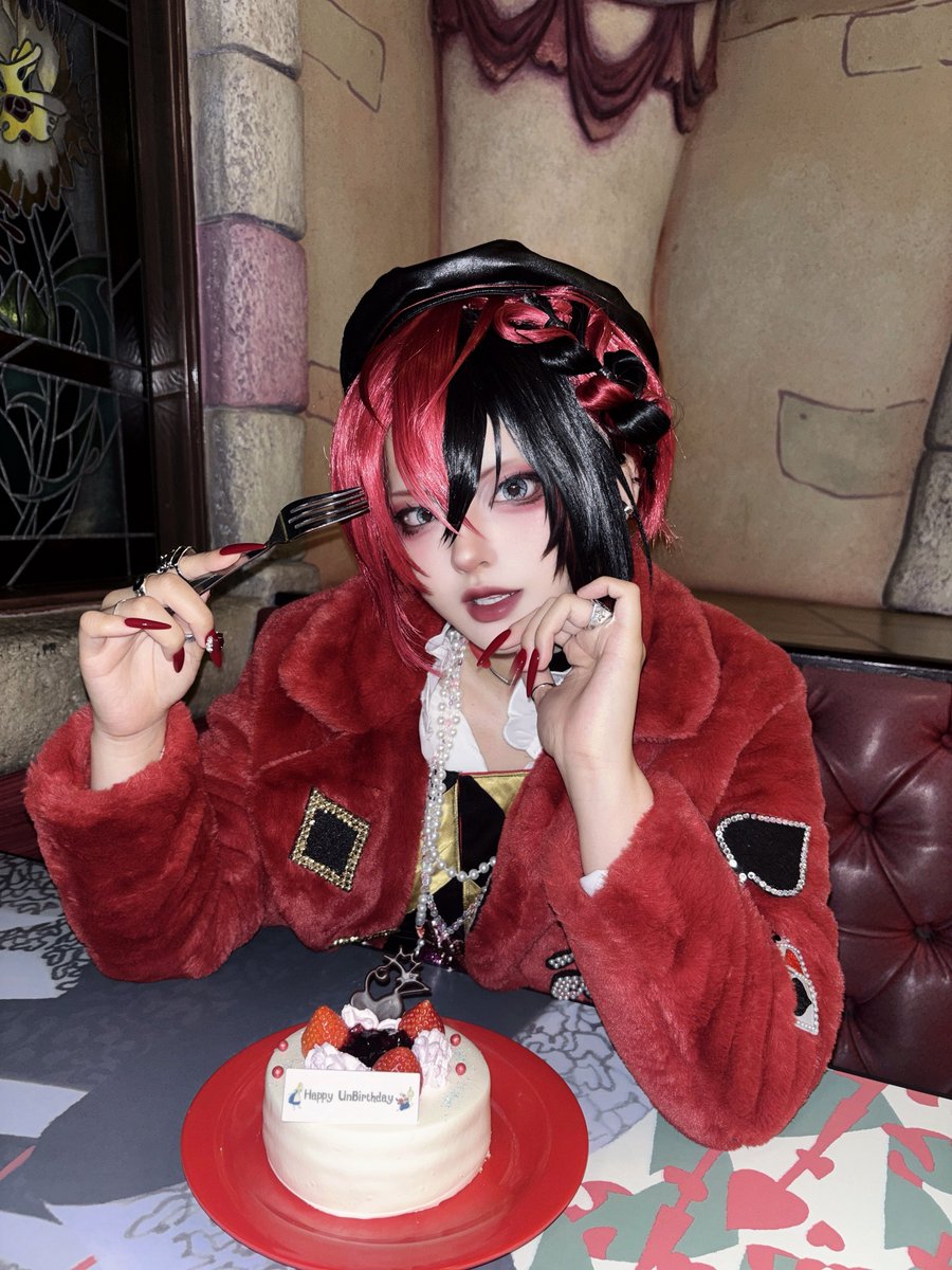 isa_cos_'s tweet photo. 夢寮長'sでした🖤🌹✦.·
強めのメイクとファッションでキめてきた💄 
#Dハロ仮装2026 #Dハロツイステ https://t.co/OFNt4nXkDe