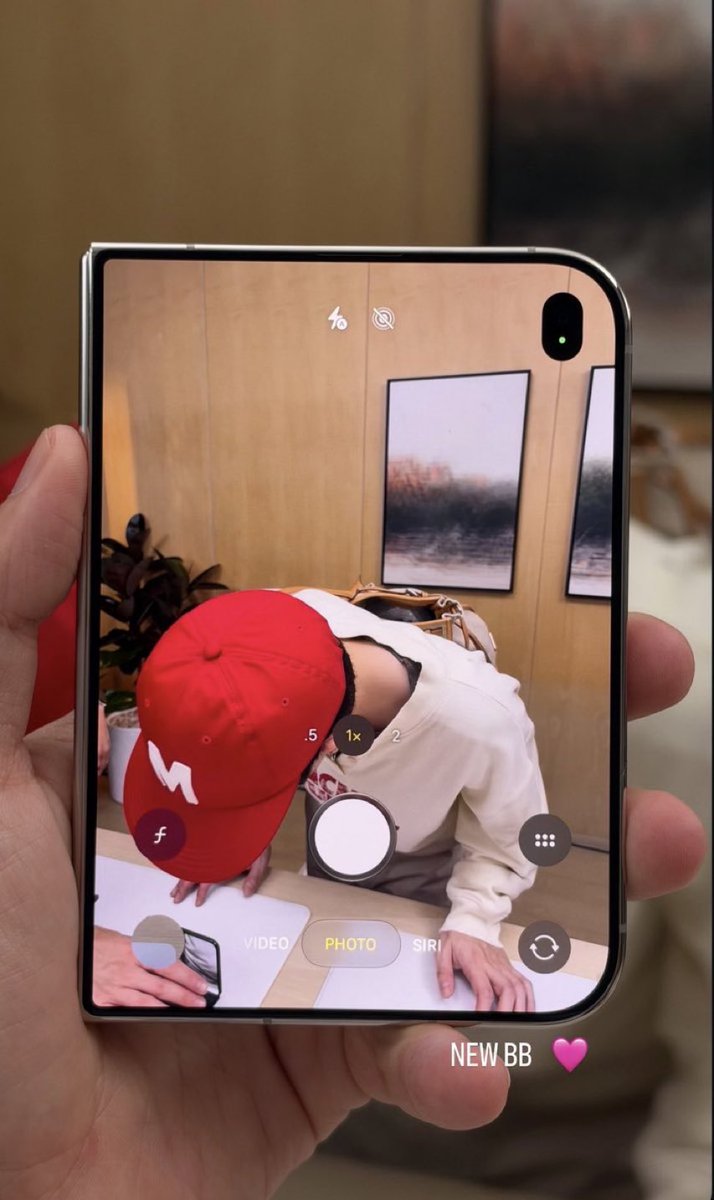 jumplings_'s tweet photo. freaking out bc it’s either:
1. offgun got a new phone together
2. off bought gun his birthday present
3. gun calling off “bb”

😭😭😭😭😭😭😭 https://t.co/PnkPS4GueS
