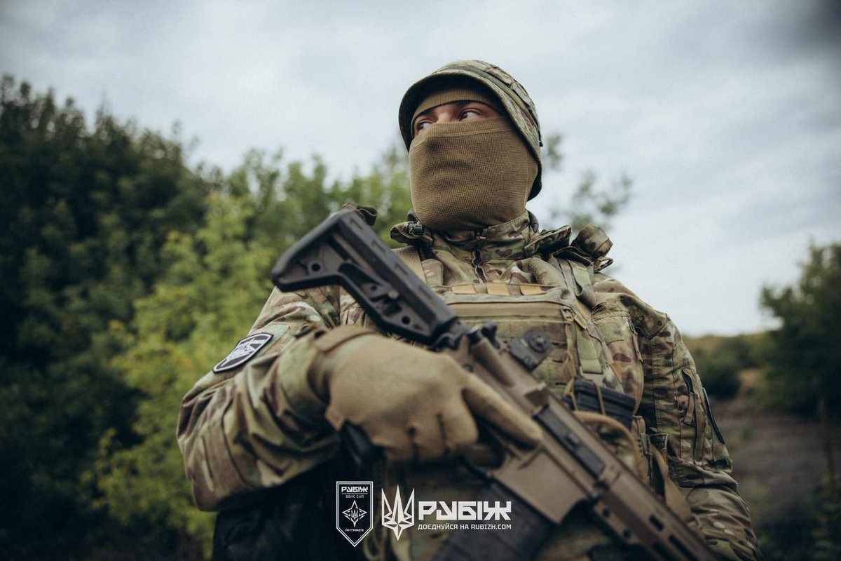 DefenceU's tweet photo. Finding the enemy for a precise strike.

Our warriors from @RubizhBrigade fly reconnaissance missions with Leleka drones, Ukrainian-made and named after the stork. 

From high above the front, they spot Russian forces, track every movement, and adjust fire until it lands right on target. 

The enemy rarely sees it coming, the Leleka always sees them first. 🫡

📹: @ng_ukraine