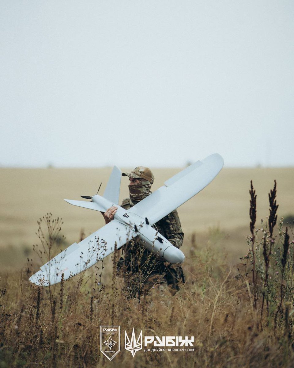 DefenceU's tweet photo. Finding the enemy for a precise strike.

Our warriors from @RubizhBrigade fly reconnaissance missions with Leleka drones, Ukrainian-made and named after the stork. 

From high above the front, they spot Russian forces, track every movement, and adjust fire until it lands right on target. 

The enemy rarely sees it coming, the Leleka always sees them first. 🫡

📹: @ng_ukraine