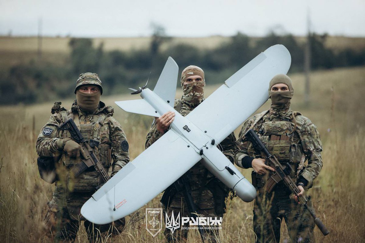 DefenceU's tweet photo. Finding the enemy for a precise strike.

Our warriors from @RubizhBrigade fly reconnaissance missions with Leleka drones, Ukrainian-made and named after the stork. 

From high above the front, they spot Russian forces, track every movement, and adjust fire until it lands right on target. 

The enemy rarely sees it coming, the Leleka always sees them first. 🫡

📹: @ng_ukraine