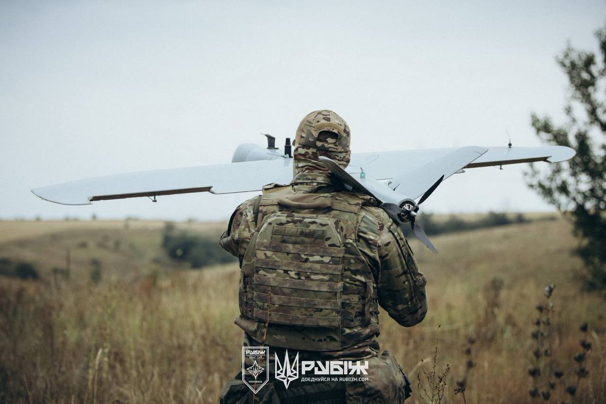 DefenceU's tweet photo. Finding the enemy for a precise strike.

Our warriors from @RubizhBrigade fly reconnaissance missions with Leleka drones, Ukrainian-made and named after the stork. 

From high above the front, they spot Russian forces, track every movement, and adjust fire until it lands right on target. 

The enemy rarely sees it coming, the Leleka always sees them first. 🫡

📹: @ng_ukraine