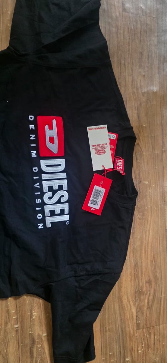 Ajay92929127's tweet photo. Hey @DIESEL @shopdiesel my friend ordered a Diesel Watch for Rs. 19,995 from your official website [Order ID: FY6ACB3421544BF3E8E6] and you have delivered a T-SHIRT instead of the watch!
This is unacceptable fraud. Need immediate replacement + clarification.
> #DieselWatch https://t.co/1GP7b9X31v