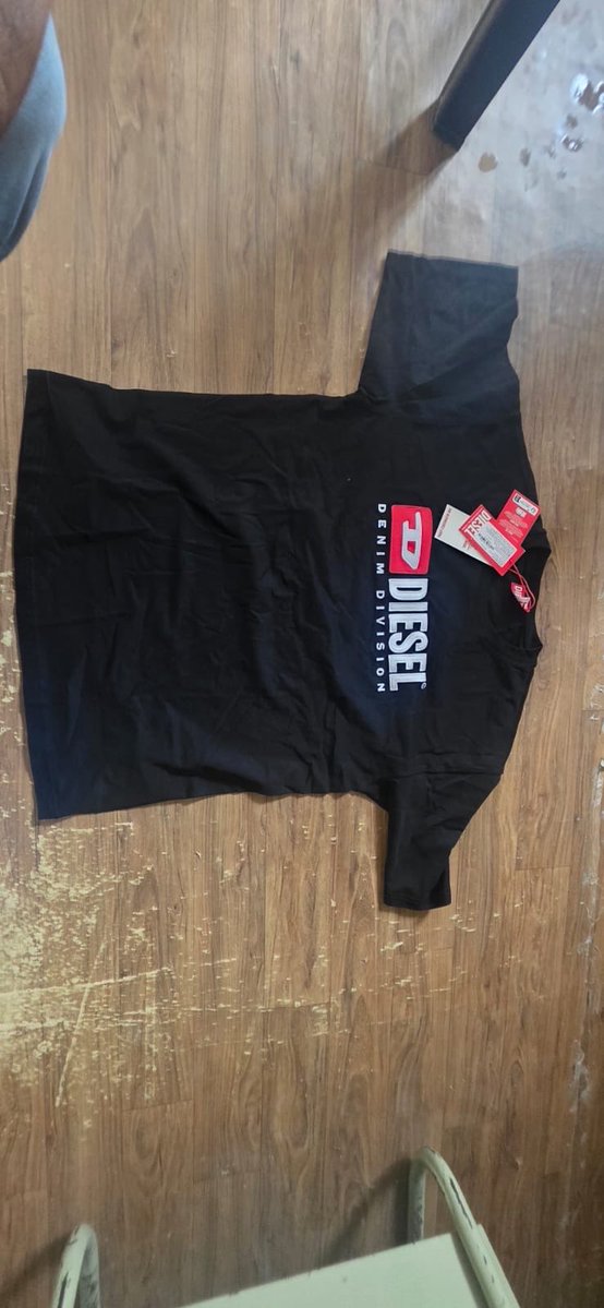 Ajay92929127's tweet photo. Hey @DIESEL @shopdiesel my friend ordered a Diesel Watch for Rs. 19,995 from your official website [Order ID: FY6ACB3421544BF3E8E6] and you have delivered a T-SHIRT instead of the watch!
This is unacceptable fraud. Need immediate replacement + clarification.
> #DieselWatch https://t.co/1GP7b9X31v