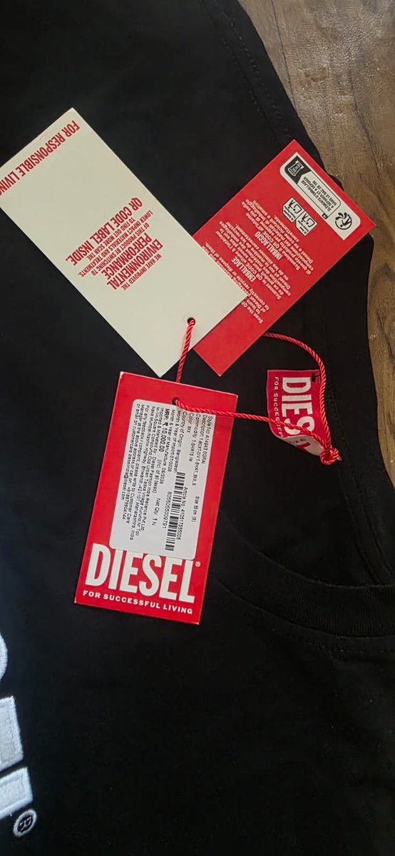 Ajay92929127's tweet photo. Hey @DIESEL @shopdiesel my friend ordered a Diesel Watch for Rs. 19,995 from your official website [Order ID: FY6ACB3421544BF3E8E6] and you have delivered a T-SHIRT instead of the watch!
This is unacceptable fraud. Need immediate replacement + clarification.
> #DieselWatch https://t.co/1GP7b9X31v