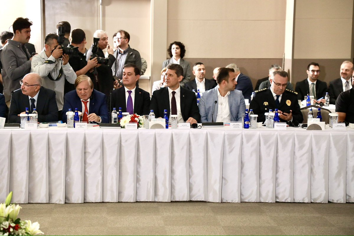 alicetin_07's tweet photo. 📍 COP31 EXPO

İçişleri Bakanımız Sayın Mustafa Çiftçi, (@mustafaciftcitr ) Çevre, Şehircilik ve İklim Değişikliği Bakanımız Sayın Murat Kurum, (@murat_kurum ) Valimiz, Belediye Başkanlarımız, İlgili Müdürlerimizle birlikte COP31 öncesi hazırlıklarımızı, güvenlik tedbirlerini ve sahadaki çalışmaları değerlendirdiğimiz koordinasyon toplantımızı gerçekleştirdik.

Antalya’mızın bu önemli organizasyona en iyi şekilde ev sahipliği yapması için tüm kurumlarımızla iş birliği içerisinde çalışmalarımızı sürdürüyoruz.