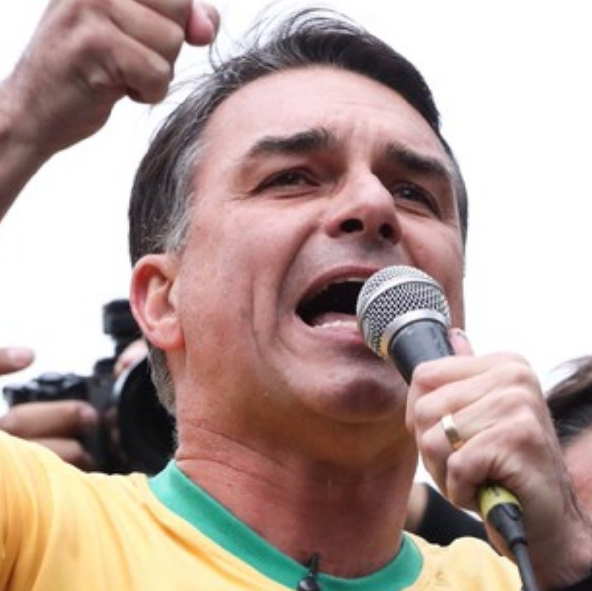 updatecharts's tweet photo. MC Cabelinho revela que o PRIMEIRO EMPREGO de Flávio Bolsonaro foi sendo FUNCIONÁRIO FANTASMA:

“Tem um cara querendo ser Presidente, que fala o tempo inteiro de mérito, de esforço, de liberdade pra você se virar sozinho. Quem fala tanto de mérito deve ter um currículo bonito, né? O primeiro emprego do Flávio foi um funcionário fantasma da Câmara dos Deputados. Flávio Bolsonaro nasceu com tudo na mão, viveu na aba do papai, e agora quero te convencer que o problema da sua vida é o Governo”.