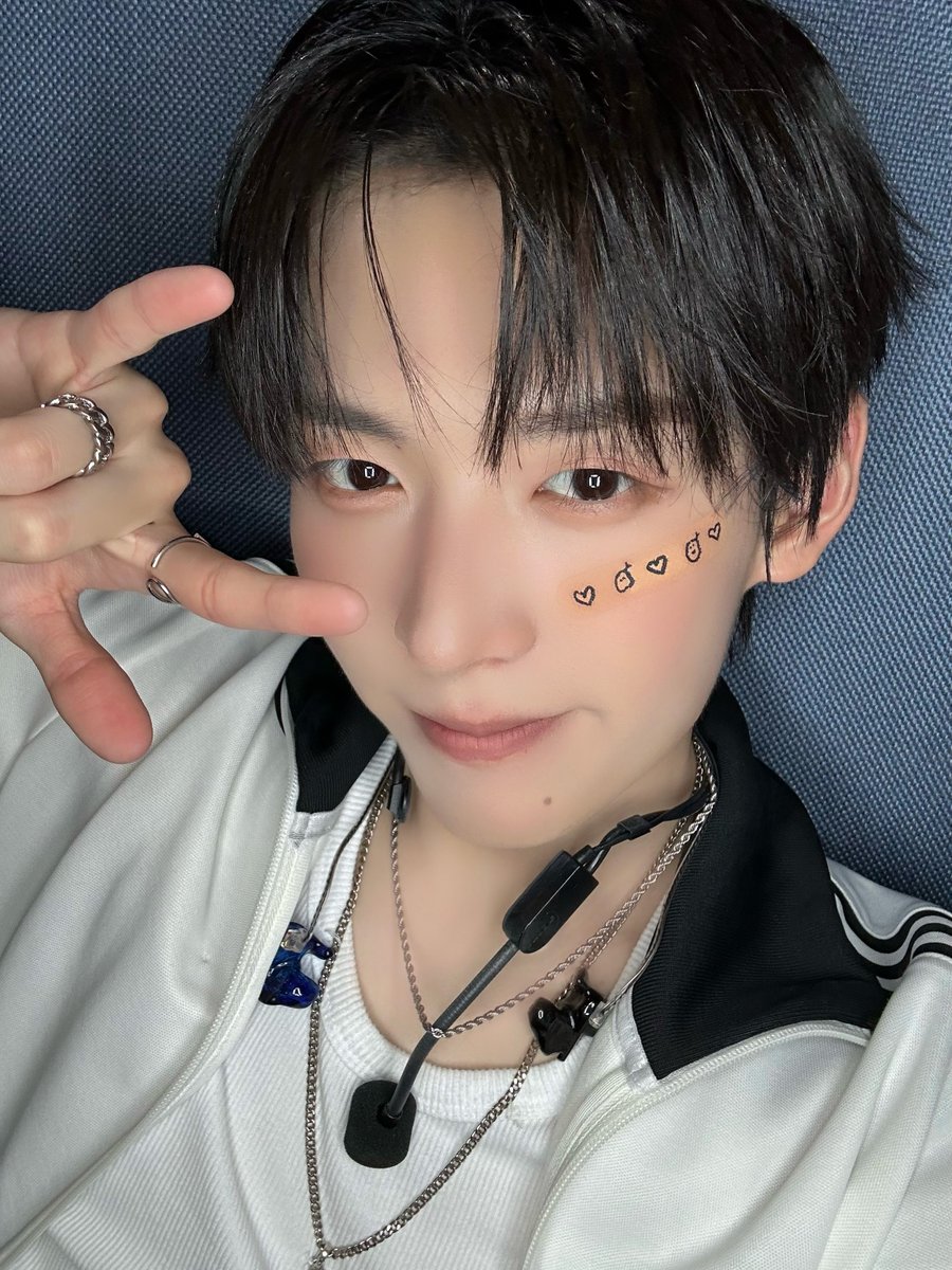 KO1KEYZofficial's tweet photo. ◤ 𝗧𝗛𝗔𝗡𝗞 𝗬𝗢𝗨, 𝗞𝗢𝟭𝗟𝗬 🤟◢

🥔 TO. KO1LY｜FROM. #SHINHAENG 🥔

KO1LY!! 항상 따뜻하게 응원해 주셔서 감사합니다! 데뷔 후 처음으로 한국 활동과 음악 프로그램 무대에 설 수 있어서 정말 행복했습니다. 
영상으로만 보던 무대에 직접 선다는게 정말 믿기지 않았고 조금 떨리기도 했었는데 여러분의 응원 덕분에 즐겁게 무대에 설 수 있었습니다! 
앞으로도 성장한 모습을 많이 보여드릴 수 있도록 노력하겠습니다! 앞으로도 계속 제 곁에 있어 주세요!!

KO1LY！！いつも温かく応援してくださってありがとうございます！
デビュー後、初めて韓国で活動し、音楽番組のステージに立つことができて本当に幸せでした。
今まで映像でしか見たことのなかったステージに自分が実際に立っていることが本当に信じられず、少し緊張もしましたが、皆さんの応援のおかげで楽しくステージに立つことができました！
これからも成長した姿をたくさんお見せできるように頑張ります！
これからもずっと僕のそばにいてください！！

#KO1KEYZ 
#コイキーズ #코이키즈