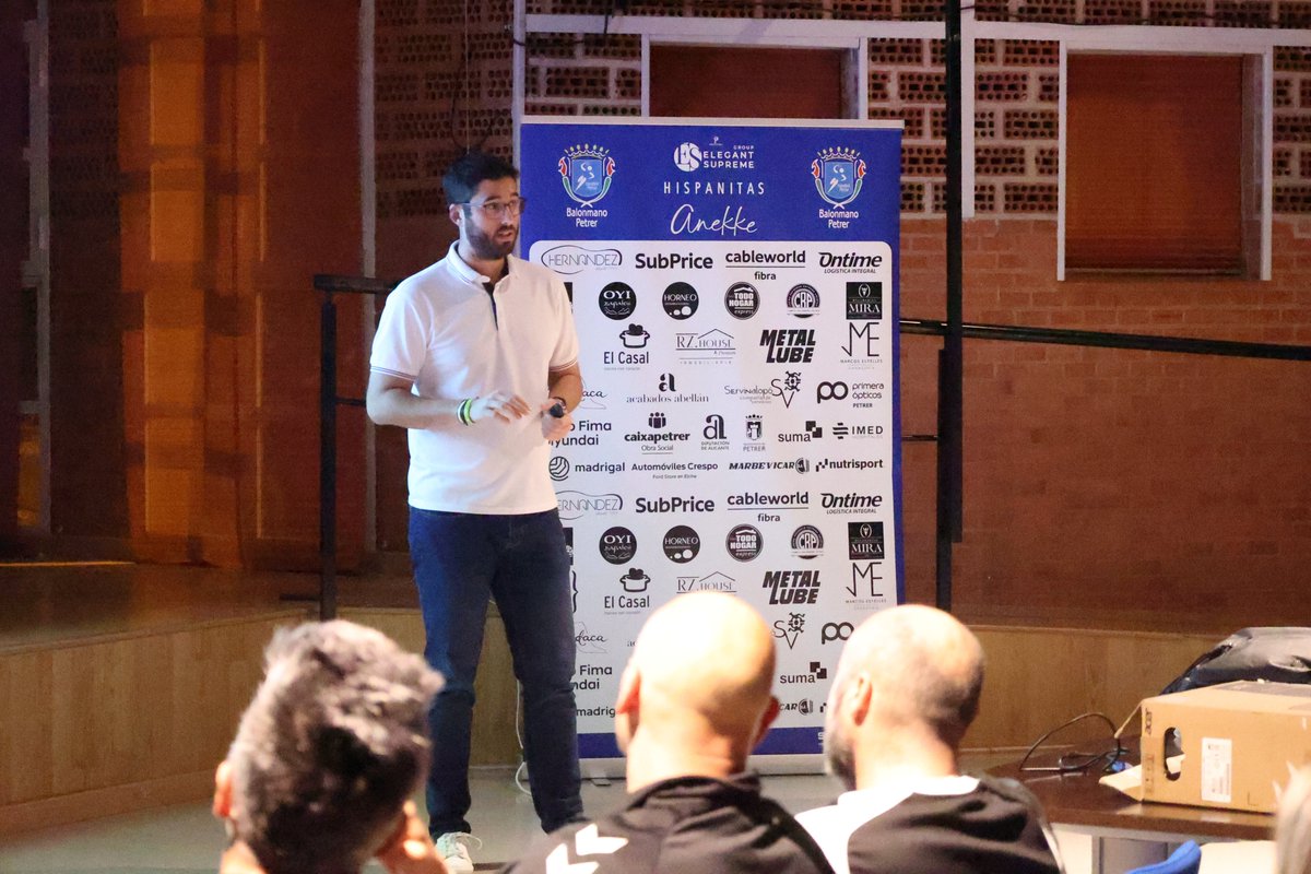 balonmanopetrer's tweet photo. 📸 Galería | La charla de reglamentación de la @Fbmcv Balonmano de la Comunidad Valenciana, impartida por el colegiado Rubén Martínez, fue todo un éxito de asistencia de entrenadores y delegados del club.
👏 ¡Gracias por la gran acogida!
📸 @vicenmunoz
#CBMPetrer https://t.co/SdOQYIcsbl