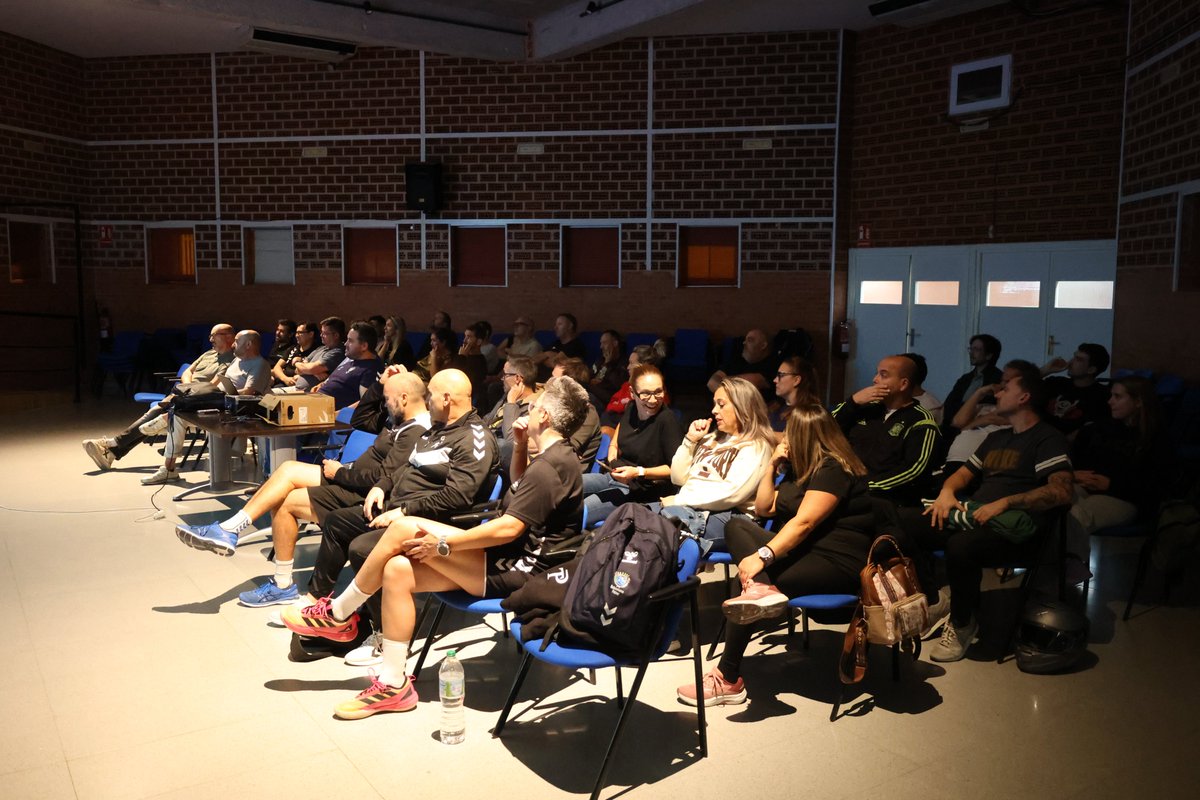 balonmanopetrer's tweet photo. 📸 Galería | La charla de reglamentación de la @Fbmcv Balonmano de la Comunidad Valenciana, impartida por el colegiado Rubén Martínez, fue todo un éxito de asistencia de entrenadores y delegados del club.
👏 ¡Gracias por la gran acogida!
📸 @vicenmunoz
#CBMPetrer https://t.co/SdOQYIcsbl