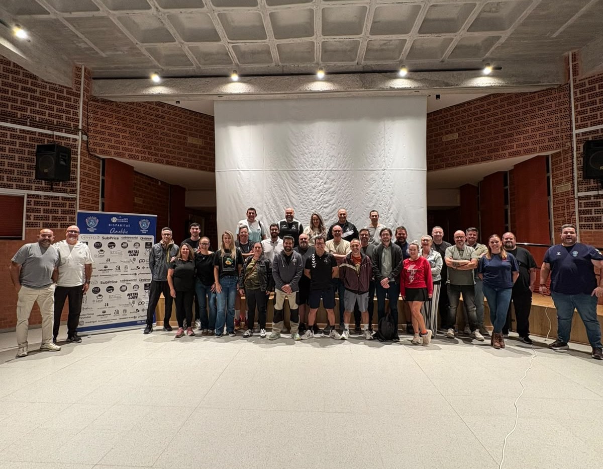 balonmanopetrer's tweet photo. 📸 Galería | La charla de reglamentación de la @Fbmcv Balonmano de la Comunidad Valenciana, impartida por el colegiado Rubén Martínez, fue todo un éxito de asistencia de entrenadores y delegados del club.
👏 ¡Gracias por la gran acogida!
📸 @vicenmunoz
#CBMPetrer https://t.co/SdOQYIcsbl